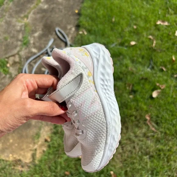 New Balance Arishi Kids Sneakers - Cream and Pink - Picture 4 of 10